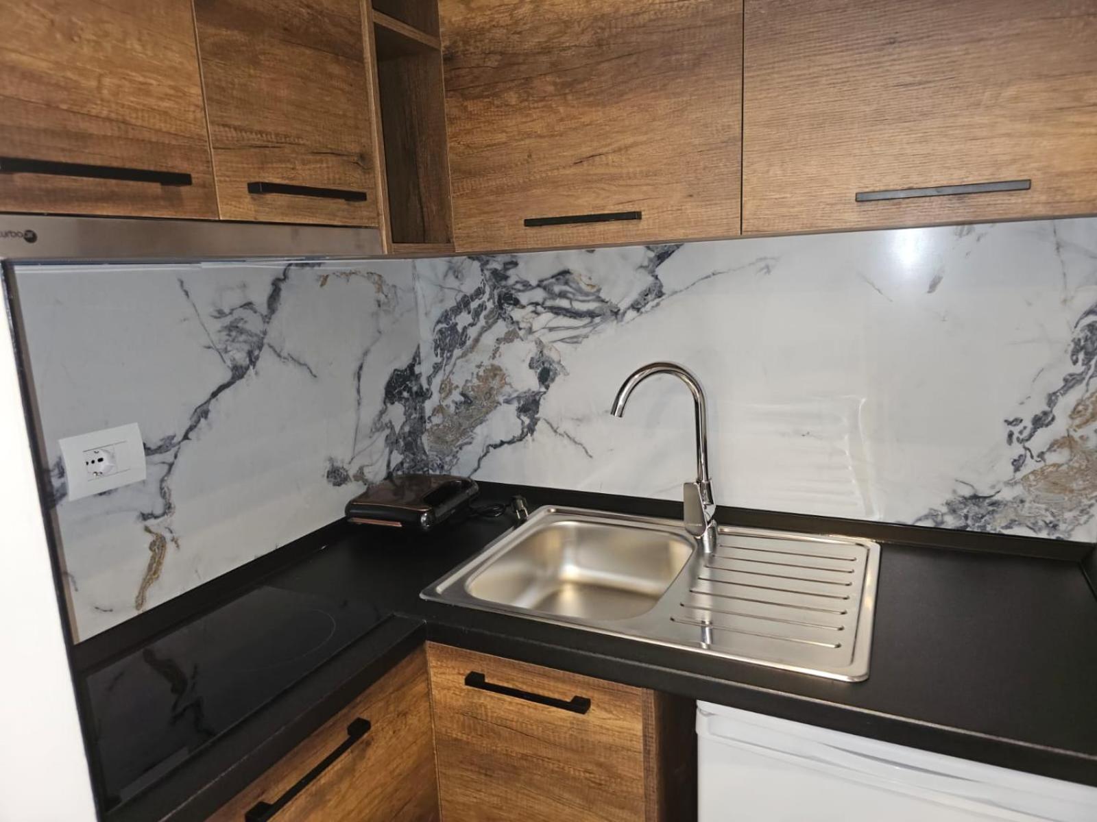 Ardit Seaside Rooms Sarande Bagian luar foto