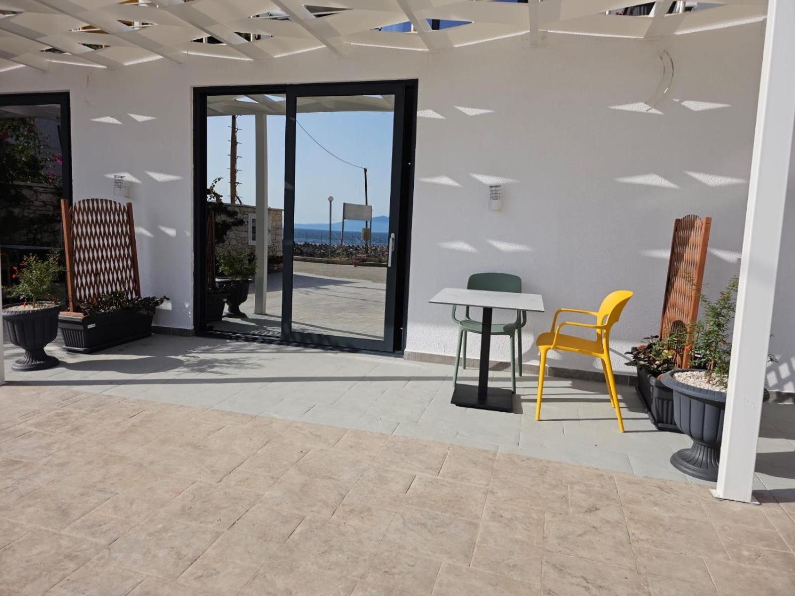 Ardit Seaside Rooms Sarande Bagian luar foto
