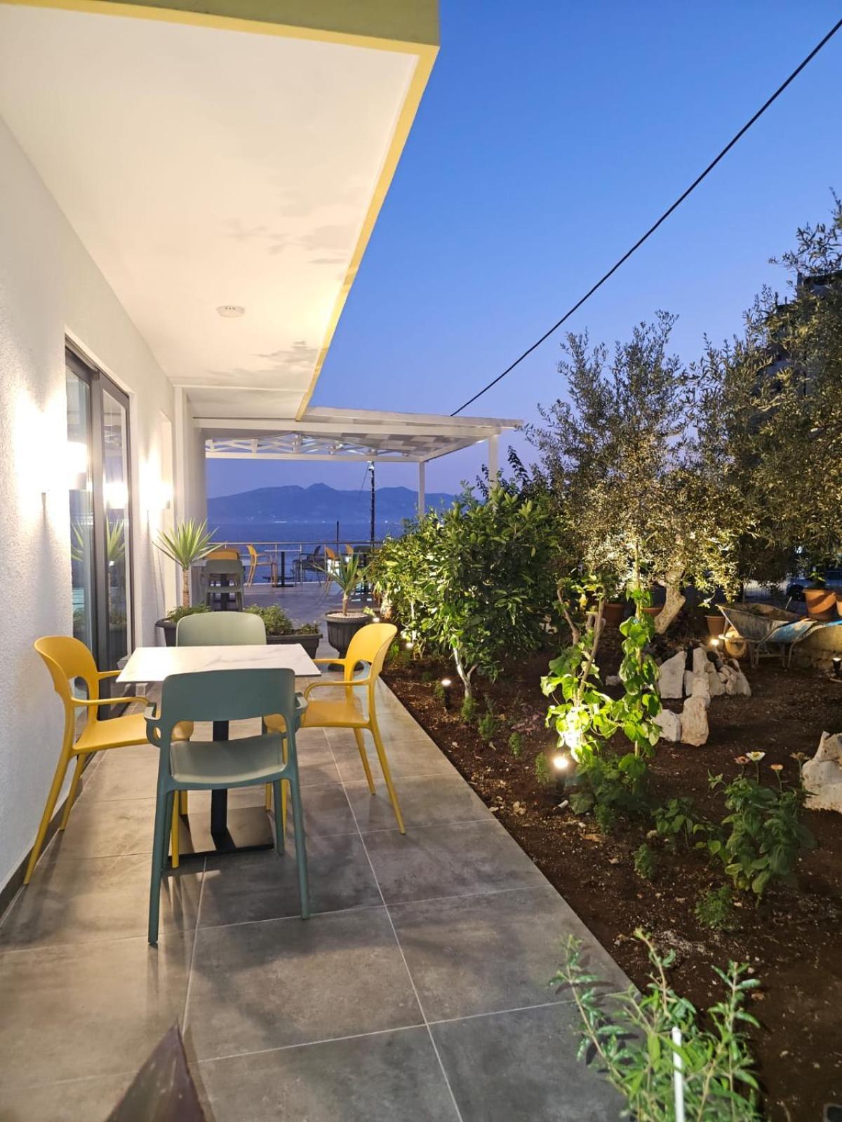 Ardit Seaside Rooms Sarande Bagian luar foto