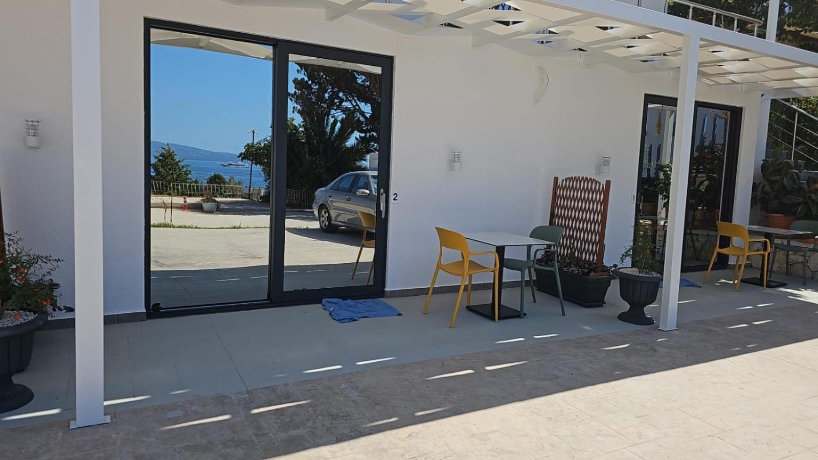 Ardit Seaside Rooms Sarande Bagian luar foto