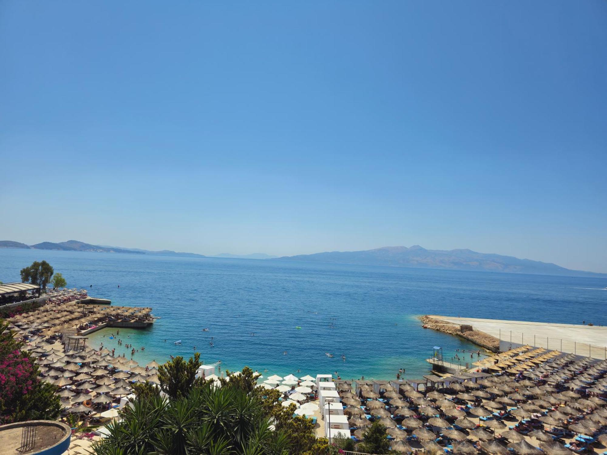 Ardit Seaside Rooms Sarande Bagian luar foto